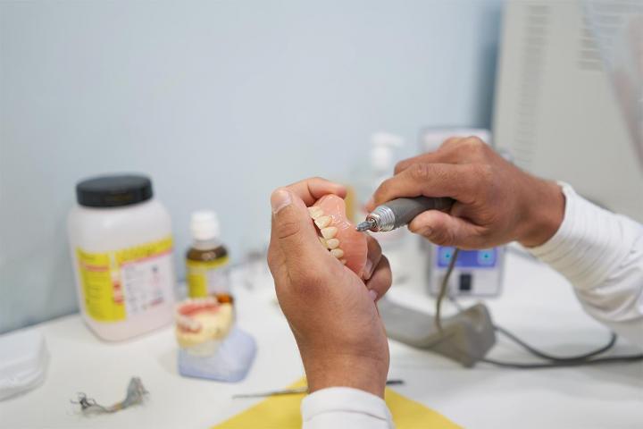 Regarnir des prothèses dentaires Boisbriand